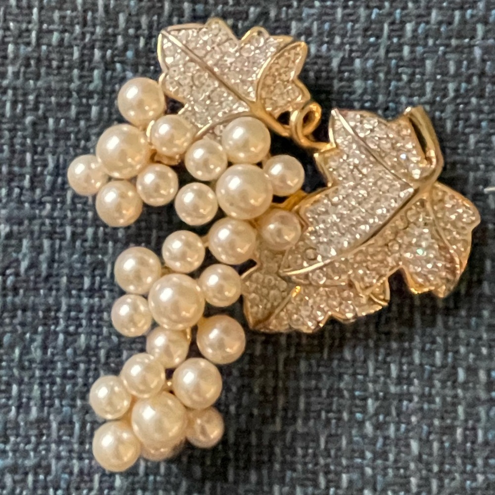 Large vintage grape cluster with leaves gold plated and pearls brooch pin